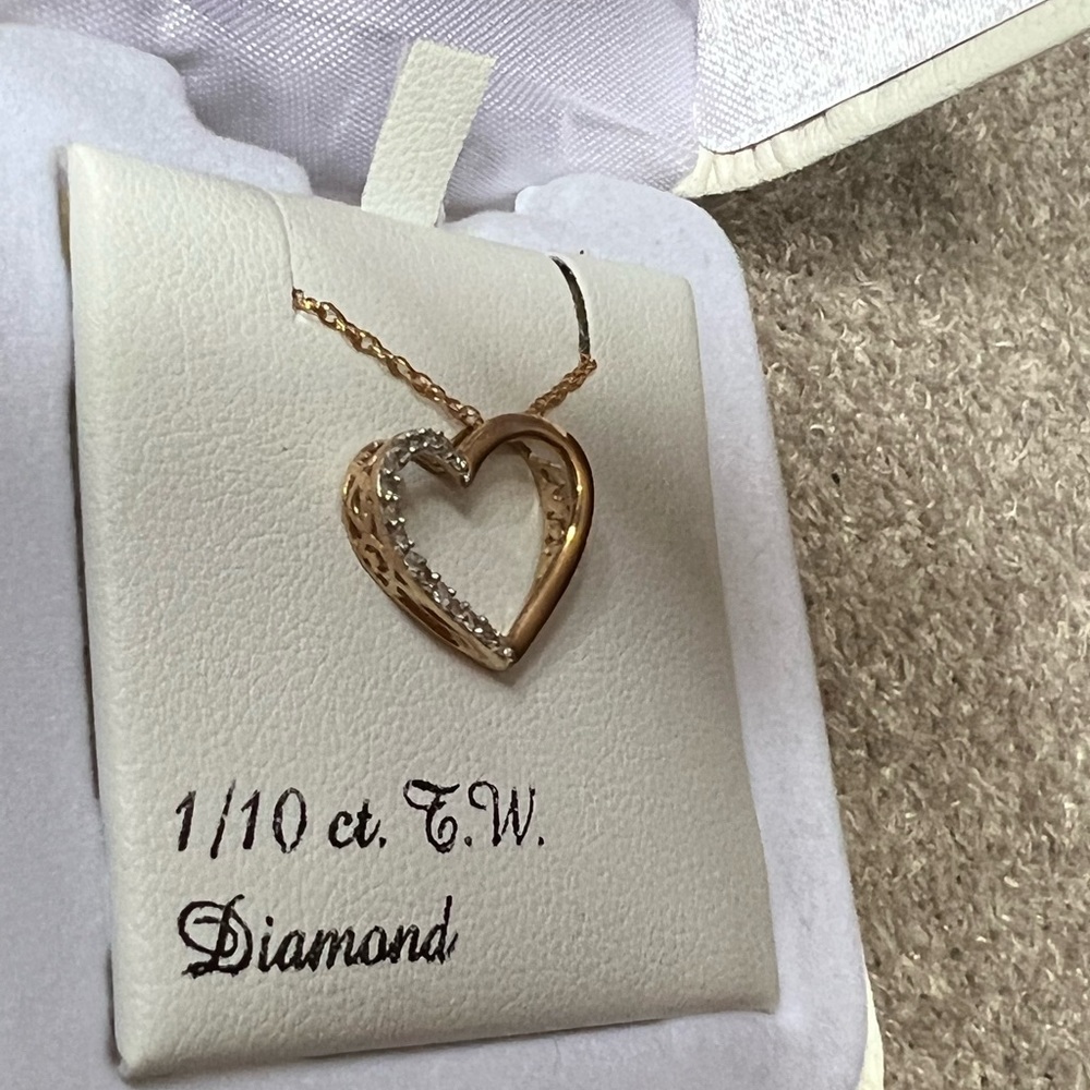 NEW in box 10k gold & diamond heart shaped pendant with 18” gold chain. - Picture 2 of 5